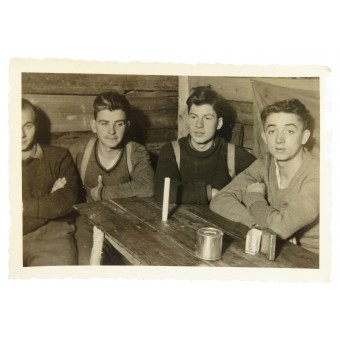 Soldats allemands dans leur bunker à lavant de lEst. Espenlaub militaria